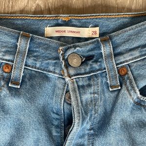 NEW LEVI WEDGIE STRAIGHT SIZE 28